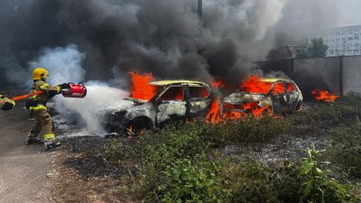 Пожежа на Оболоні на вул. Богатирській: горіли 6 авто і суха трава на відкритій території
