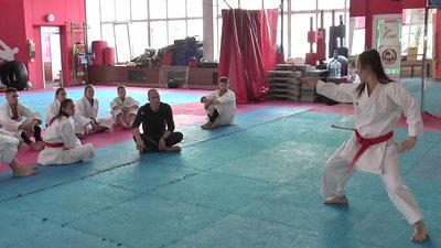 Ката - демонстрація майстерності техніки карате Ката - демонстрація майстерності техніки карате