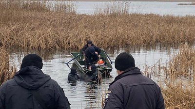 На Житомирщині рятувальники підняли з води тіло жінки – її та чоловіка розшукували з 6 грудня На Житомирщині рятувальники підняли з води тіло жінки – її та чоловіка розшукували з 6 грудня