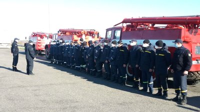 Рятувальники та автоцистерни, що долучилися до гасіння пожежі Рятувальники та автоцистерни, що долучилися до гасіння пожежі