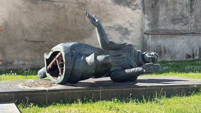 Пошкоджений пам'ятник у Дрогобичі
