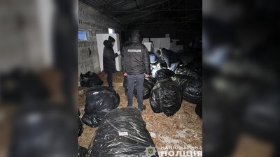 Близько мільйона гривень: на Чернігівщині поліцейські викрили групу людей, що виготовляли та продавали тютюнові вироби Близько мільйона гривень: на Чернігівщині поліцейські викрили групу людей, що виготовляли та продавали тютюнові вироби