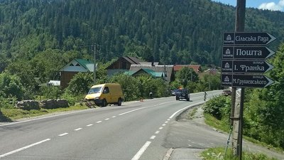 ДТП у Татарові: мікроавтобус завис над прірвою ДТП у Татарові: мікроавтобус завис над прірвою