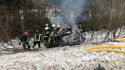 У селі Стримба на Франківщині зіткнулися три автомобілі. Загинув водій, ще двоє людей —травмувалися У селі Стримба на Франківщині зіткнулися три автомобілі. Загинув водій, ще двоє людей —травмувалися