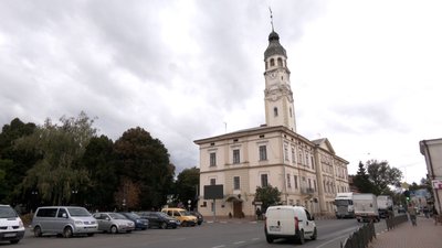 Час у спадок: прикарпатка доглядає столітній годинник на міській ратуші
