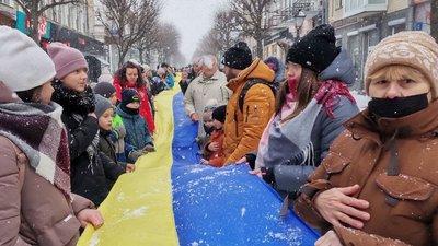 Вперше розгорнули 200-метровий прапор: у центрі Луцька – символічний "ланцюг єднання" Вперше розгорнули 200-метровий прапор: у центрі Луцька – символічний "ланцюг єднання"