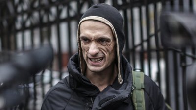 У Франції арештували митця Павленського, який показав секс-відео кандидата Макрона
