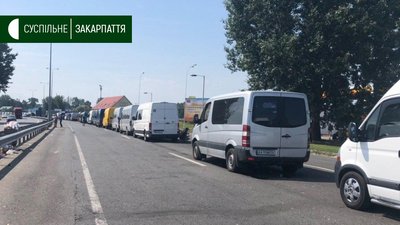 110 мікроавтобусів утворили чергу до КПП «Тиса»