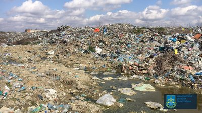 Директора товариства з утилізації сміття підозрюють у забрудненні довкілля Директора товариства з утилізації сміття підозрюють у забрудненні довкілля