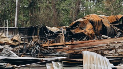 Волонтери з Чернівців допомагають відбудувати будинки в Ірпені Волонтери з Чернівців допомагають відбудувати будинки в Ірпені