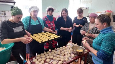 У громаді на Житомирщині місцеві жителі щоденно відправляють ЗСУ домашні страви та консерви У громаді на Житомирщині місцеві жителі щоденно відправляють ЗСУ домашні страви та консерви