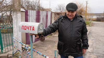 Петро показує, яким був рівень води Петро показує, яким був рівень води