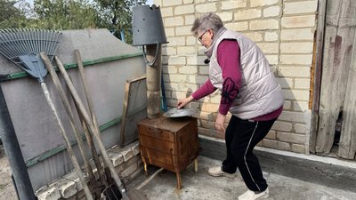 Людмила біля буржуйки Хрестище Донецька область 8 жовтня 2025 рік