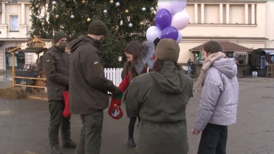 Акцію "Новорічні побажання" організували нацгвардійці в Ужгороді Акцію "Новорічні побажання" організували нацгвардійці в Ужгороді
