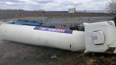 На київській трасі перекинулася фура з небезпечним вантажем На київській трасі перекинулася фура з небезпечним вантажем
