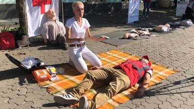 Волонтери "Червоного хреста" вчили ужгородців надавати першу медичну допомогу