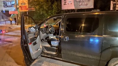 У Тернополі невідомі залишили посеред дороги авто. Вибухотехніки перевіряли У Тернополі невідомі залишили посеред дороги авто. Вибухотехніки перевіряли
