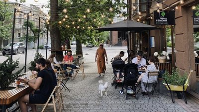 Готують каву, яка... виросла у кавунах. Історія кав'ярні переселенців з Херсона Готують каву, яка... виросла у кавунах. Історія кав'ярні переселенців з Херсона