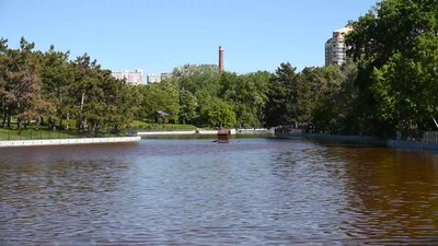 парк Перемоги, коричнева вода