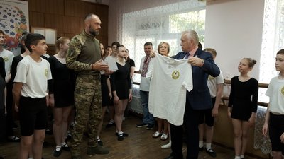 Вихованці вінницького центру "Барвінок" передали захисникам понад 300 тисяч гривень Вихованці вінницького центру "Барвінок" передали захисникам понад 300 тисяч гривень