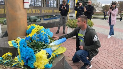 Чоловік поклав квіти до Стели пам’яті Героїв Небесної Сотні, 1 жовтня 2023, Хмельницький Чоловік поклав квіти до Стели пам’яті Героїв Небесної Сотні, 1 жовтня 2023, Хмельницький