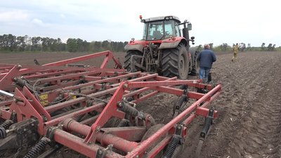 На Лебединщині знищили боєприпас від "Урагану", який на полі знайшов тракторист На Лебединщині знищили боєприпас від "Урагану", який на полі знайшов тракторист
