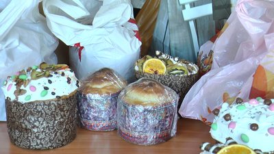Освячені паски до Великодня роздають волонтери малозабезпеченим родинам обласного центру