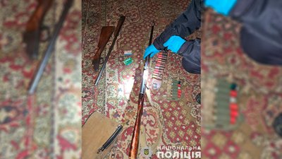 Рушниці, сотня набоїв та магазини до автомата Калашникова: поліція виявила зброю у жителя Чернігівщини Рушниці, сотня набоїв та магазини до автомата Калашникова: поліція виявила зброю у жителя Чернігівщини