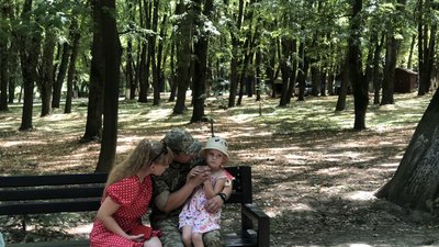 "Приїдемо до тебе через усю країну", — прикордонник з Луганщини зустрівся з сім’єю в Ужгороді