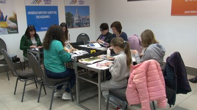 Приходимо поговорити про своє болюче: у Черкасах переселенцям проводять арттерапію Приходимо поговорити про своє болюче: у Черкасах переселенцям проводять арттерапію