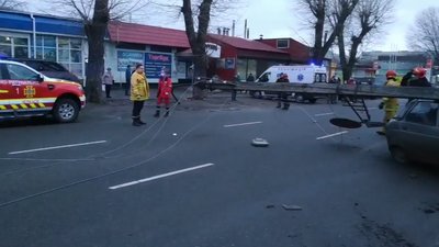 У Черкасах унаслідок ДТП електроопора впала на легковик У Черкасах унаслідок ДТП електроопора впала на легковик