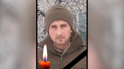 На Чернігівщині поховали трьох солдат, які загинули на фронті На Чернігівщині поховали трьох солдат, які загинули на фронті
