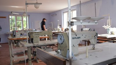 На Буковину з Харкова переїхало швейне виробництво. Шукають швачок На Буковину з Харкова переїхало швейне виробництво. Шукають швачок