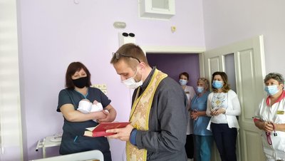 Хлопчика, якого залишили у "Вікні життя" львівської лікарні, охрестили