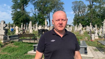 На Тернопільщині жителі зробили толоку на польському кладовищі На Тернопільщині жителі зробили толоку на польському кладовищі