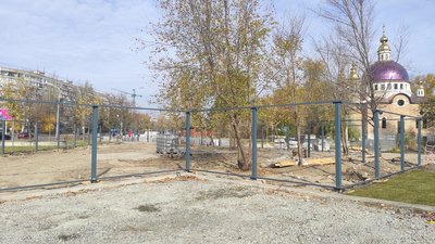 На Набережній Дніпра, у зеленій зоні, огородили нову ділянку для будівництва На Набережній Дніпра, у зеленій зоні, огородили нову ділянку для будівництва