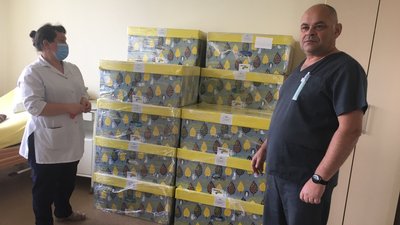 В’ячеслав Фронц та Наталія Денисюк з пакунками малюка В’ячеслав Фронц та Наталія Денисюк з пакунками малюка
