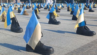 "Я не можу побратимів залишати". У Миколаєві вшанували пам'ять українських захисників "Я не можу побратимів залишати". У Миколаєві вшанували пам'ять українських захисників