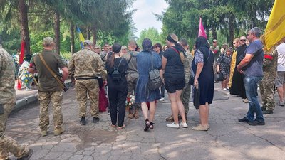 У Сумах попрощалися з ураїнським воїном Денисом Пакуленком У Сумах попрощалися з ураїнським воїном Денисом Пакуленком