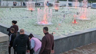 Без музики, але зі світловими ефектами: в Умані запрацювали фонтани
