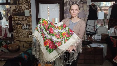 Хустка з міста, для немовлят та хустка-ковдра. Етнолабораторія "Баба Єлька" показала свою колекцію Хустка з міста, для немовлят та хустка-ковдра. Етнолабораторія "Баба Єлька" показала свою колекцію