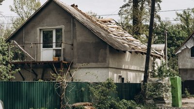 Волонтери з Чернівців допомагають відбудувати будинки в Ірпені Волонтери з Чернівців допомагають відбудувати будинки в Ірпені
