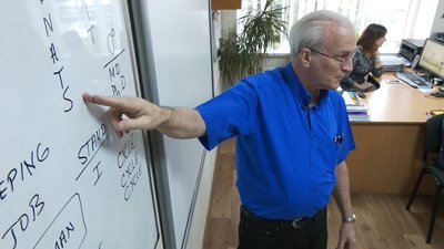 У Черкаській гімназії уроки англійської викладає волонтер-американець У Черкаській гімназії уроки англійської викладає волонтер-американець