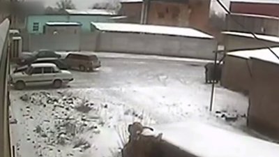 У Кропивницькому водій протаранив припарковану машину і втік