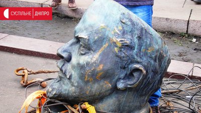 6 років тому в центрі Дніпра повалили пам’ятник Леніну. Як це було (ФОТО)