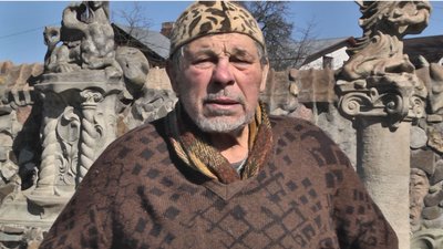 Роботи луцького скульптора, які вандали кинули у річку, дістали з води Роботи луцького скульптора, які вандали кинули у річку, дістали з води