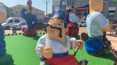 Скульптури українських козаків встановили у Радомишлі на Житомирщині Скульптури українських козаків встановили у Радомишлі на Житомирщині