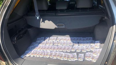 Продавали автомобілі, призначені для ЗСУ: на Львівщині затримали чоловіків