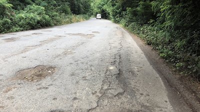 Мирна акція у Глибокому на Закарпатті: люди просять відремонтувати дорогу у селі Мирна акція у Глибокому на Закарпатті: люди просять відремонтувати дорогу у селі