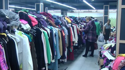 "Одяг можна обміняти або повернути": у Вінниці 46 тисяч переселенців скористалися послугами гуманітарного центру речей